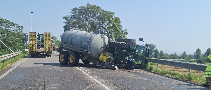 Incidente sulla Sp 131: trattore si ribalta, conducente ferito