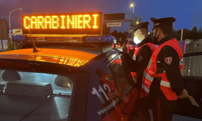 Inseguimento in Bmw a Brembate: arrestato un giovane dopo un incidente