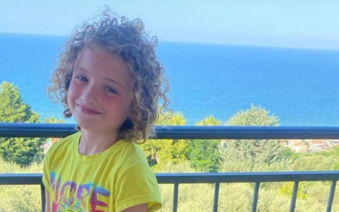 “Io vivo con i miei capelli”, la storia di Alessia Daminelli raccontata in un libro