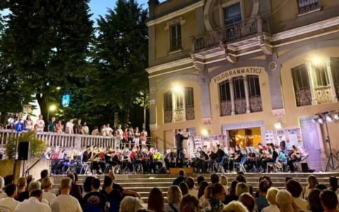 La Bryorchestra dà il via allo shopping sotto le stelle a Treviglio