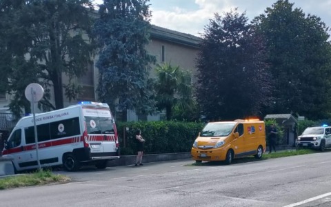 Lite tra giovani e anziano sfocia in violenza: finestrino distrutto