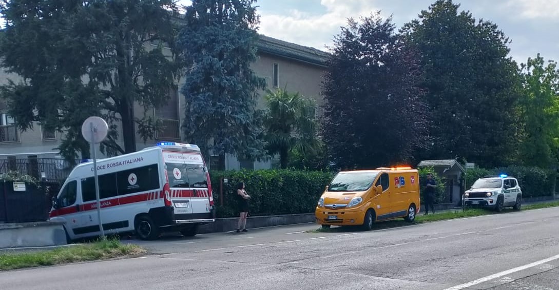 Lite tra giovani e anziano sfocia in violenza: finestrino distrutto
