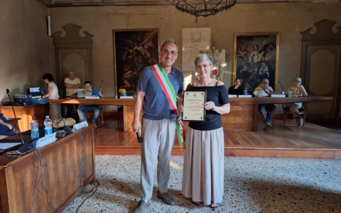 Monica Gatti, storica cartolaia di Caravaggio, saluta dopo 37 anni di servizio