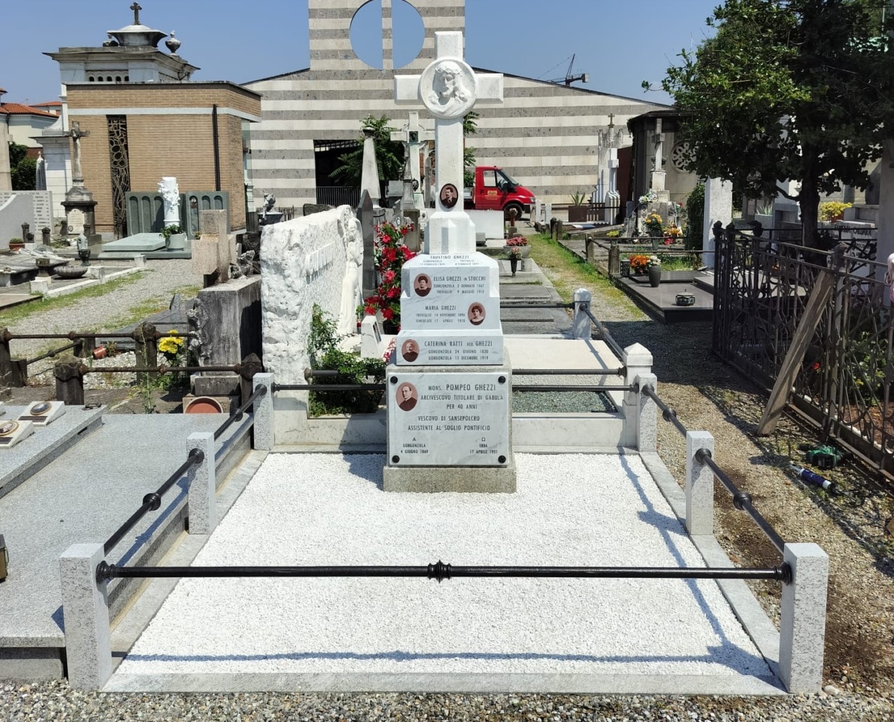 Ristrutturata la tomba di monsignor Pompeo Ghezzi dalla Fondazione Cassa Rurale di Treviglio