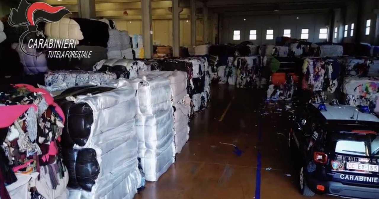 Scoperto traffico illecito di rifiuti tessili: sequestrate 925 tonnellate a Spirano