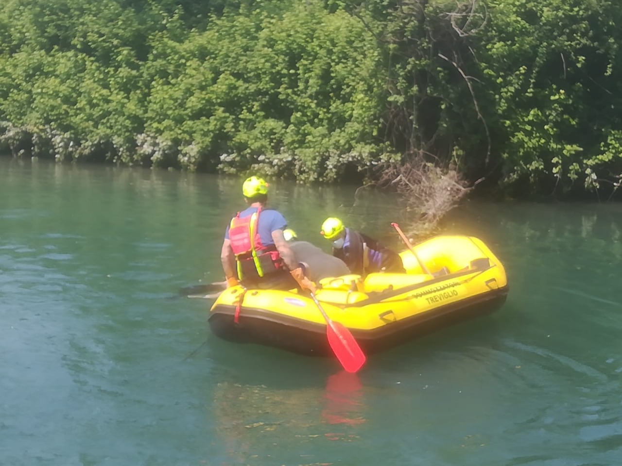 Un uomo di 57 anni in gravi condizioni dopo un tuffo nell’Adda