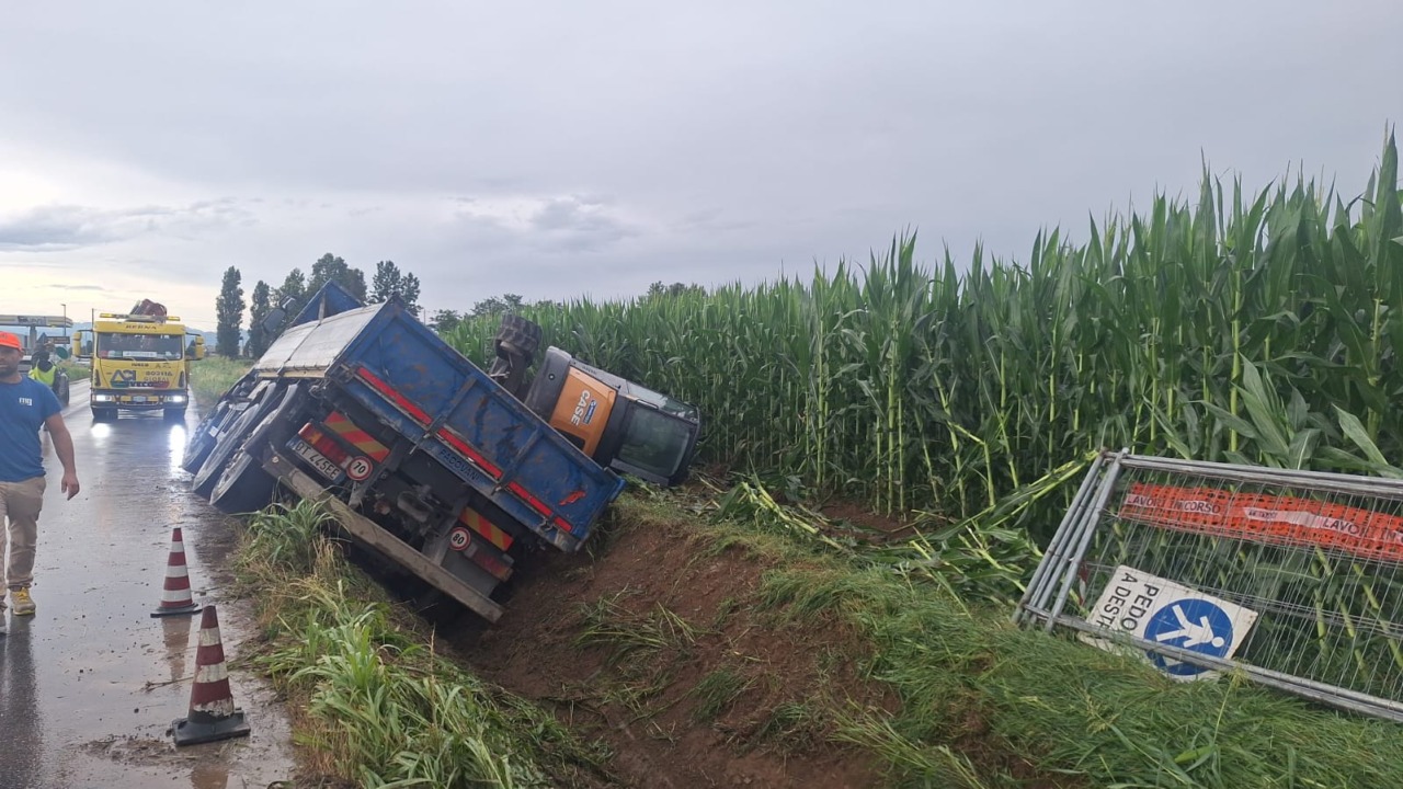 Camion esce di strada, bloccata la Provinciale 591 per ore