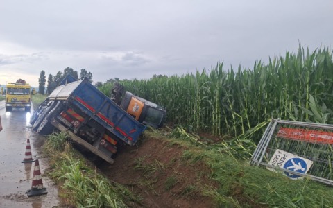 Camion esce di strada, bloccata la Provinciale 591 per ore