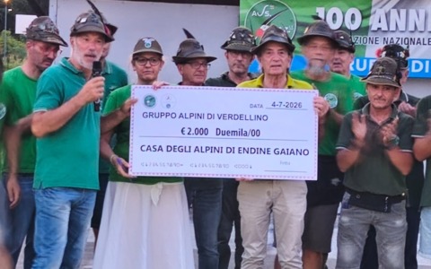 Duemila euro dalle Penne nere di Verdellino per la “Casa degli Alpini” di Endine