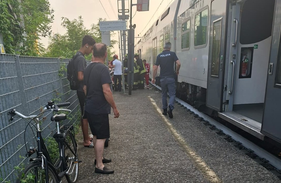 Giovane pendolare ferito a Treviglio Ovest dopo essere rimasto incastrato tra le porte del treno