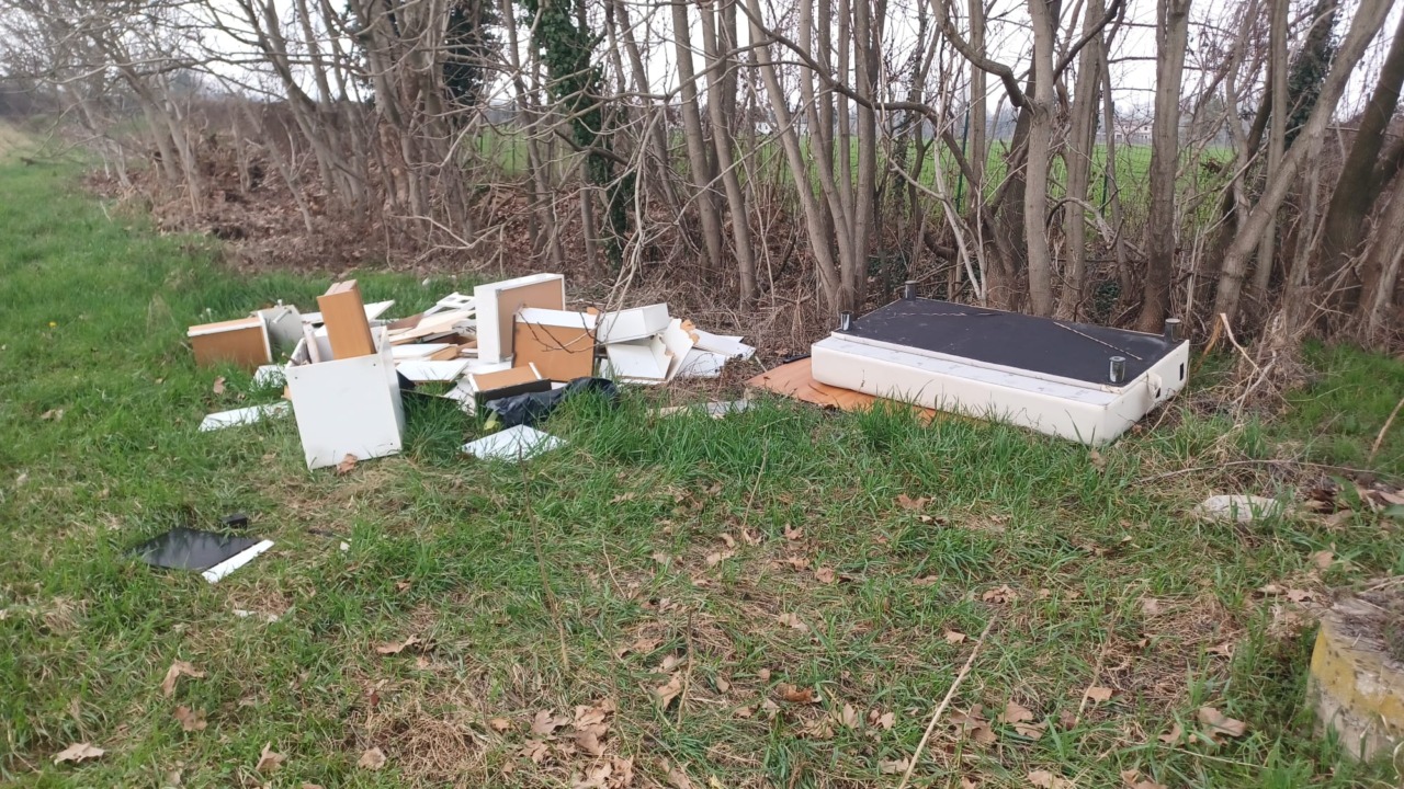 Maxi multa per cucina abbandonata in campagna nel trevigliese
