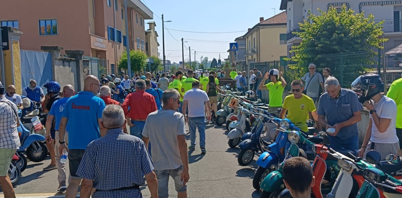 Morengo, grande successo per la terza edizione di “Pranzo in Vespa”