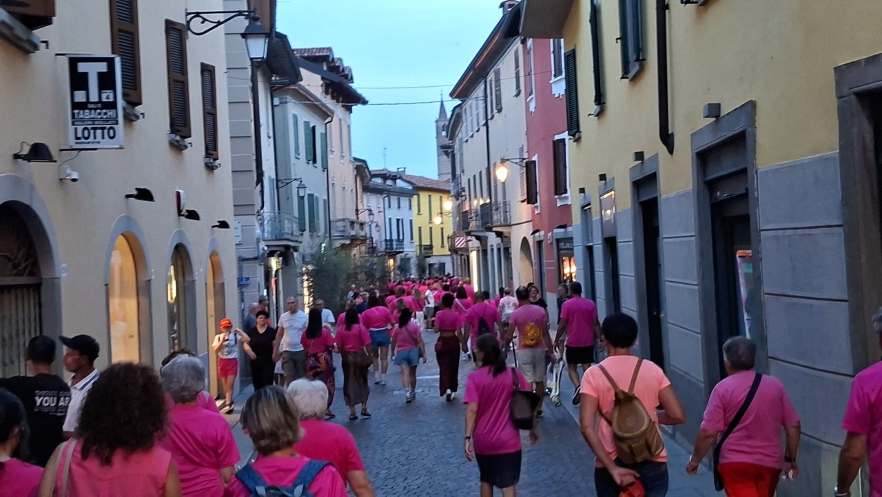 Oltre seicento partecipanti per la corsa in rosa a Treviglio: un grande evento