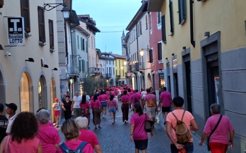 Oltre seicento partecipanti per la corsa in rosa a Treviglio: un grande evento