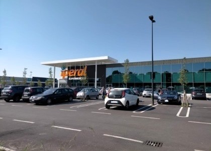 Scontro tra due uomini al supermercato: il parcheggio si trasforma in arena, 21enne ferito
