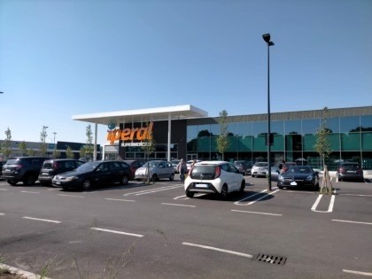 Scontro tra due uomini al supermercato: il parcheggio si trasforma in arena, 21enne ferito