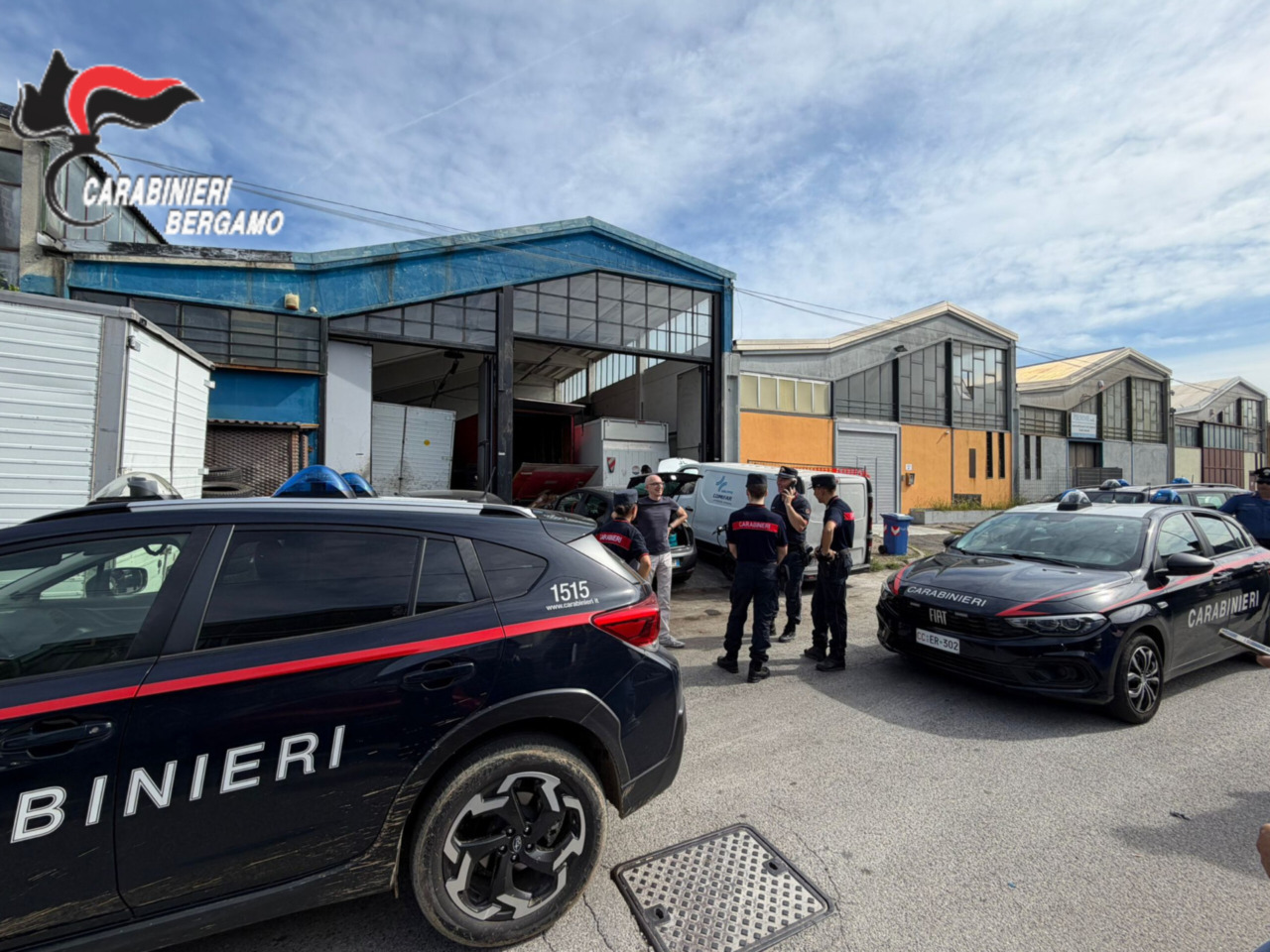 Scoperta una discarica illegale in un’officina di Ciserano: rifiuti tossici nascosti in furgoni