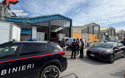 Scoperta una discarica illegale in un’officina di Ciserano: rifiuti tossici nascosti in furgoni